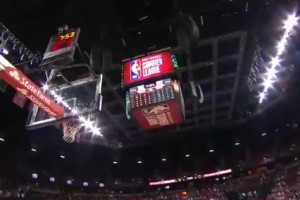  兰斯主场灯光故障，比赛中断半小时  