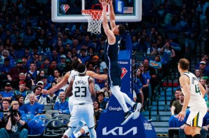  布克40分对飙米切尔，太阳关键战险胜骑士  