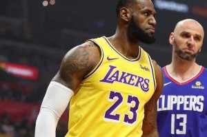  詹姆斯准三双湖人险胜国王  