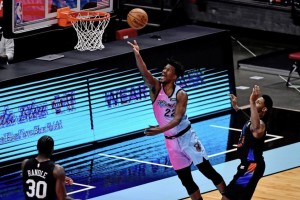  巴特勒关键球热火险胜尼克斯  